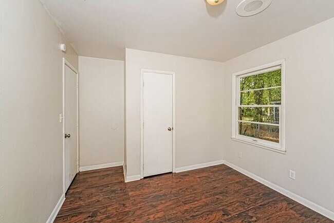 Building Photo - $1,199! 3Bed/ 1 Bath House! North of Birmingham! Save 50% off the first full month's rent. Apply ...