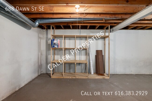 Building Photo - 688 Dawn St SE