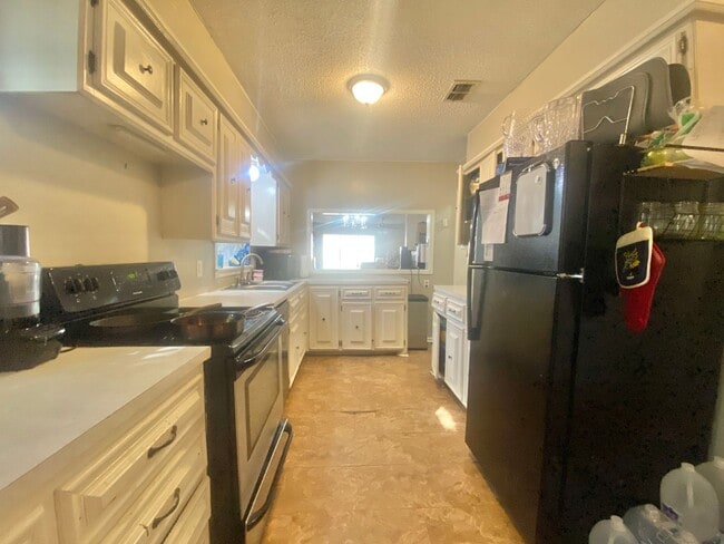 Building Photo - 3 bed and 2 bath Now Available in Tech Terrace