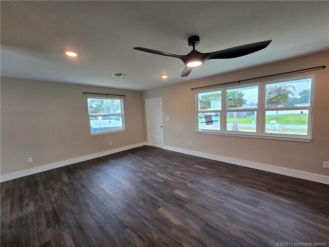Building Photo - 5968 SE Avalon Dr