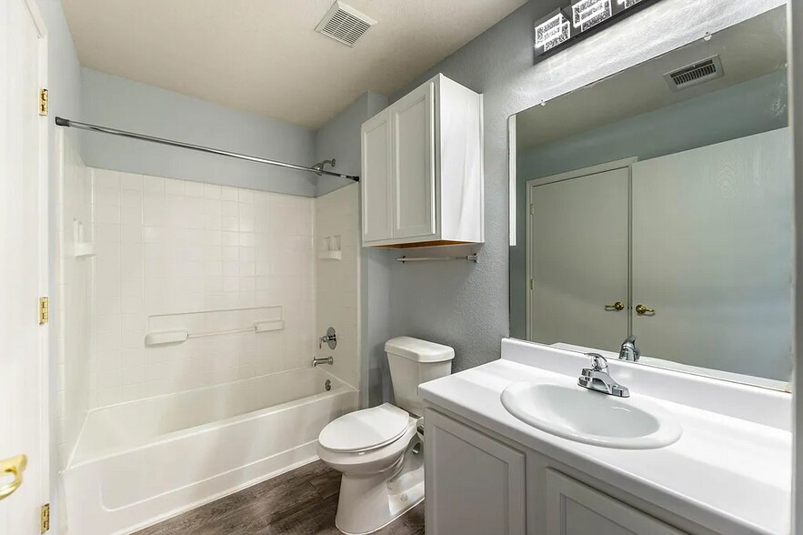 primary bath - 8719 Davis Oaks Trl