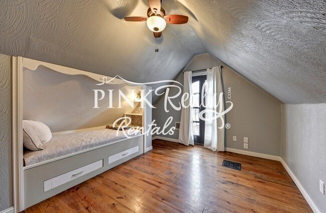 Building Photo - 1610 W Kiowa St