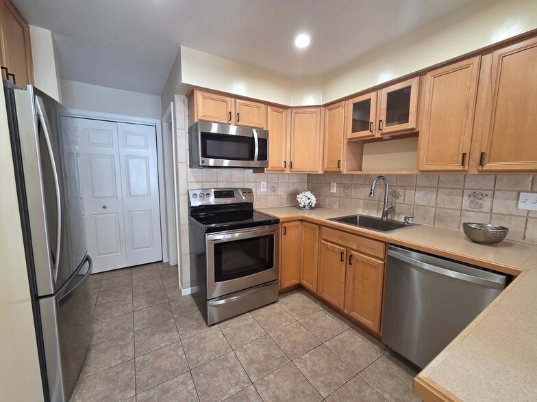 Kitchen - 36 Heather Ct