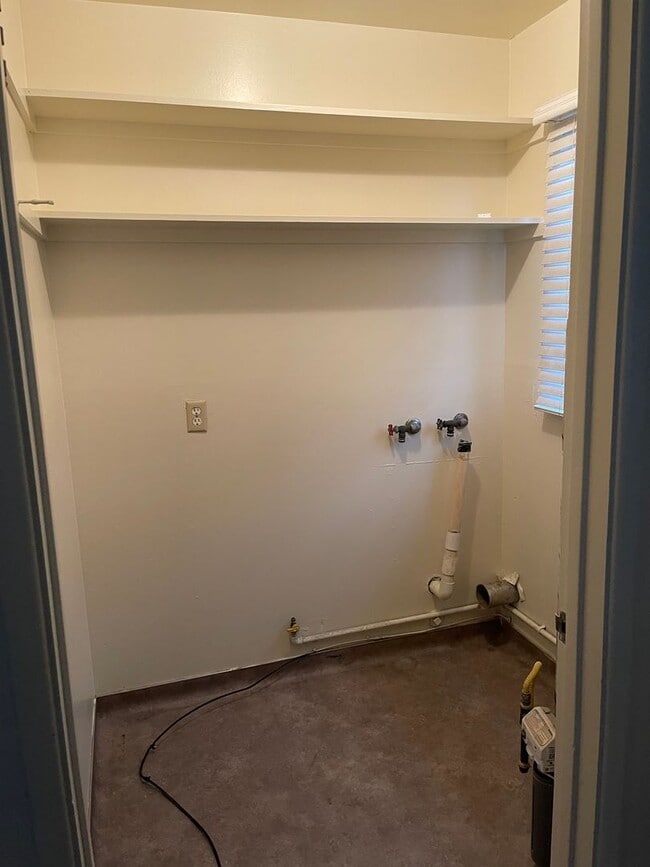 Building Photo - Charming 2-Bedroom Home