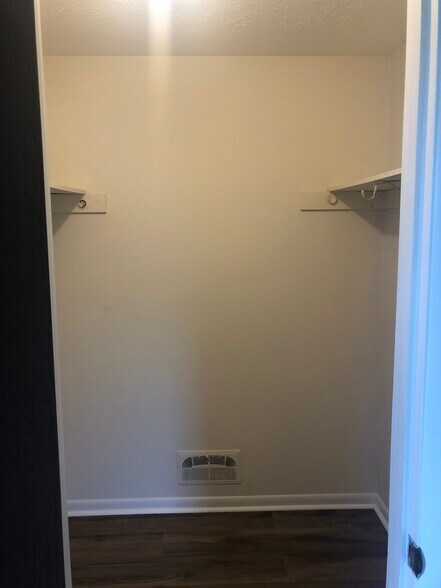 walkin closet - 126 Larkins Xing