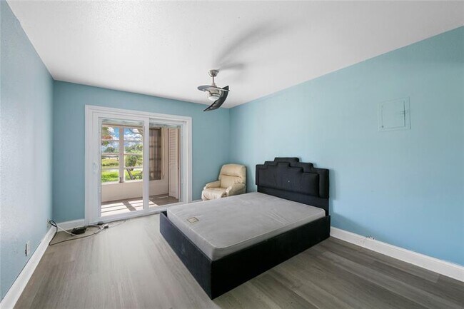 Building Photo - 220 Seville Dr
