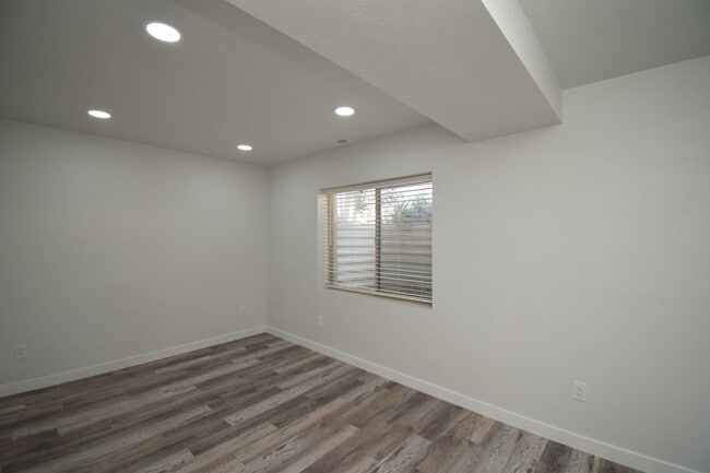 Building Photo - Newly Remodeled Magna Gem with New Appliances & Easy Freeway Access!!