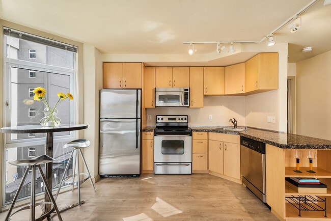 Building Photo - 103 Bellevue Ave E