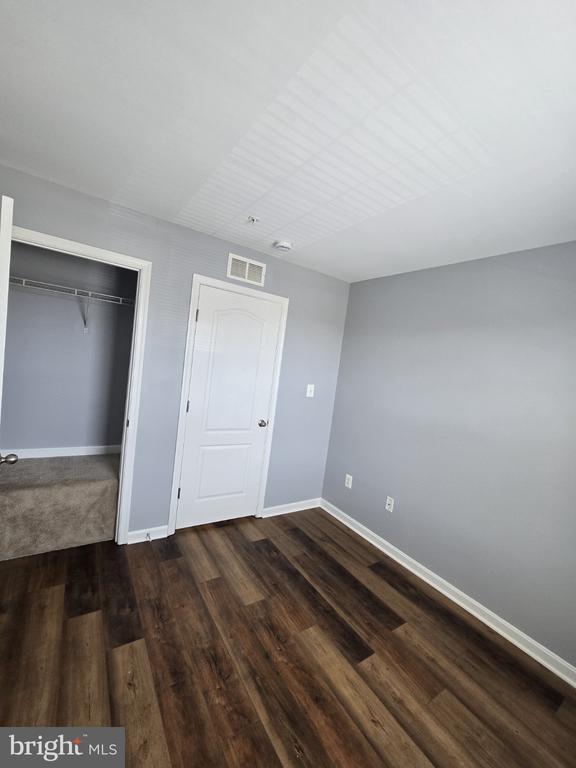 Building Photo - 7720 Village Park Dr