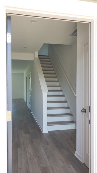 Front entrance view - 208 Overton Dr
