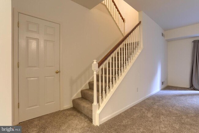 Building Photo - 712 Creekside Dr