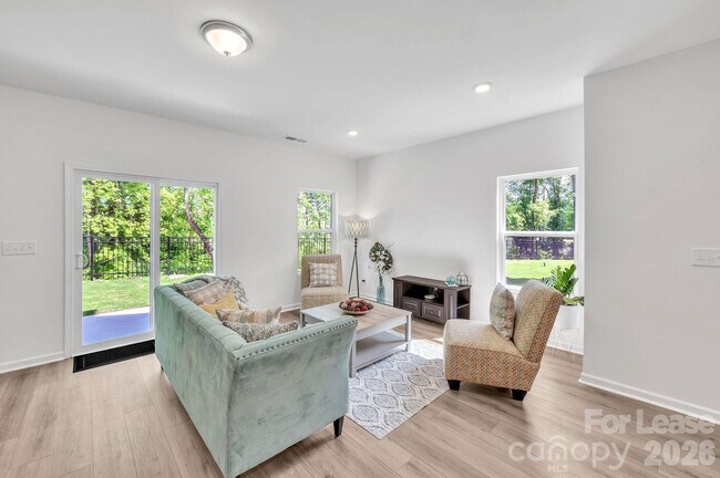 Building Photo - 1940 Highland Park Dr