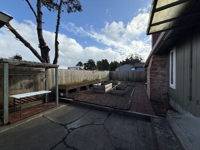 Building Photo - Spacious 3 Bedroom, 2 Bath home in Quality North Bend Neighborhood!