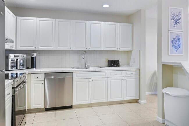 Building Photo - 15 Lexington Ln E