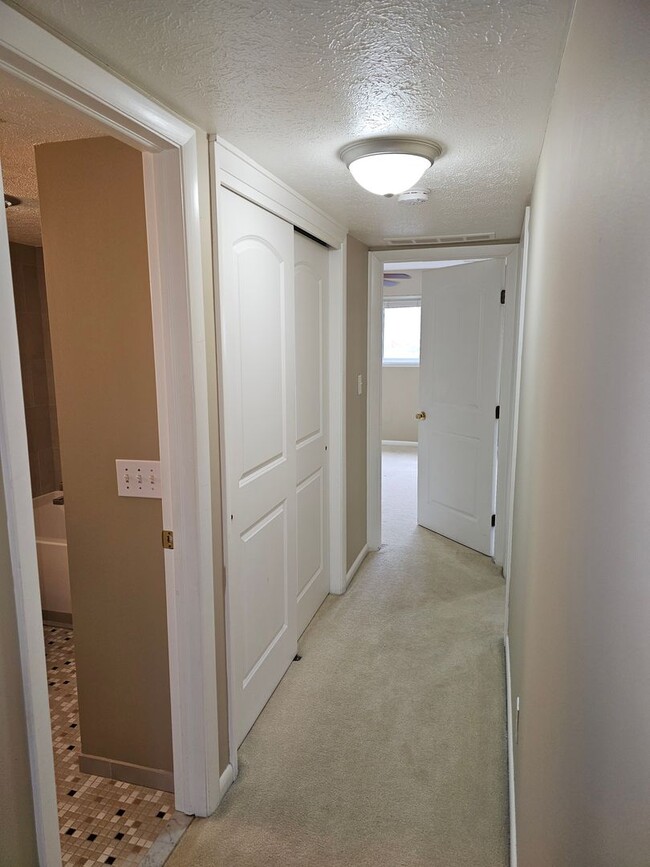 Building Photo - Beautiful 2 Bedroom Juniper Hills Condo For Rent