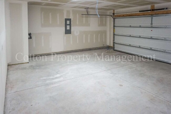 Building Photo - 602 Draymore Dr NE