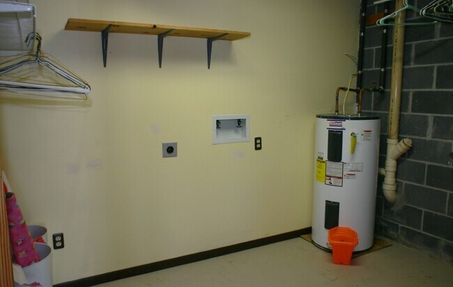 Building Photo - Seymour, 4 bedroom, hardwood floors - Call Steve Davis (865) 681-1000