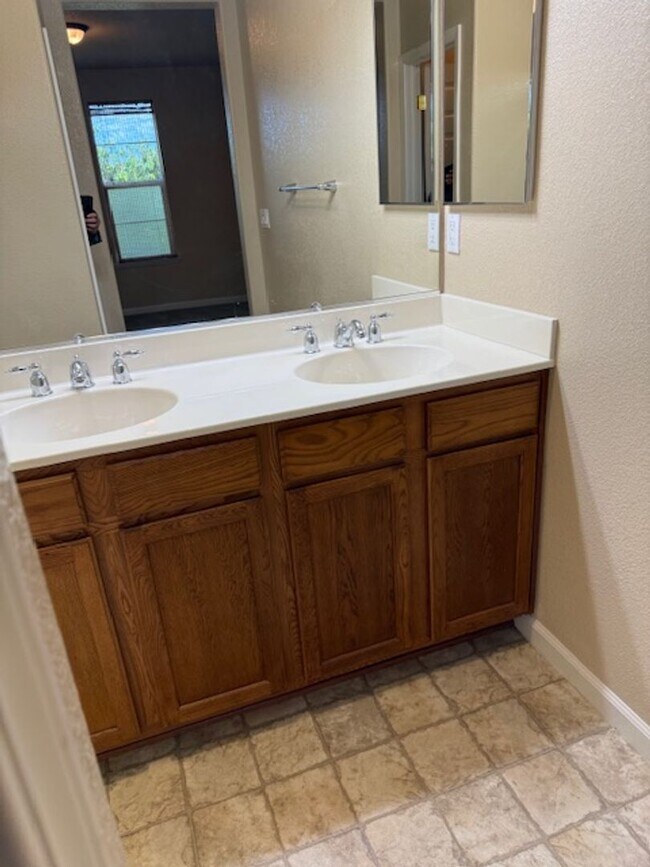 Building Photo - Gorgeous Natomas Condo