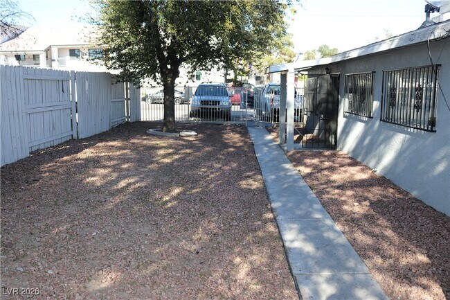 Building Photo - 1828 Lewis Ave