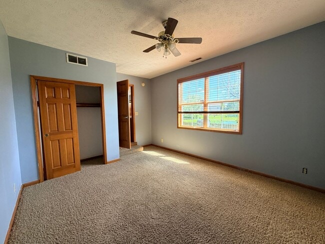 Building Photo - 705 Hummingbird Ln