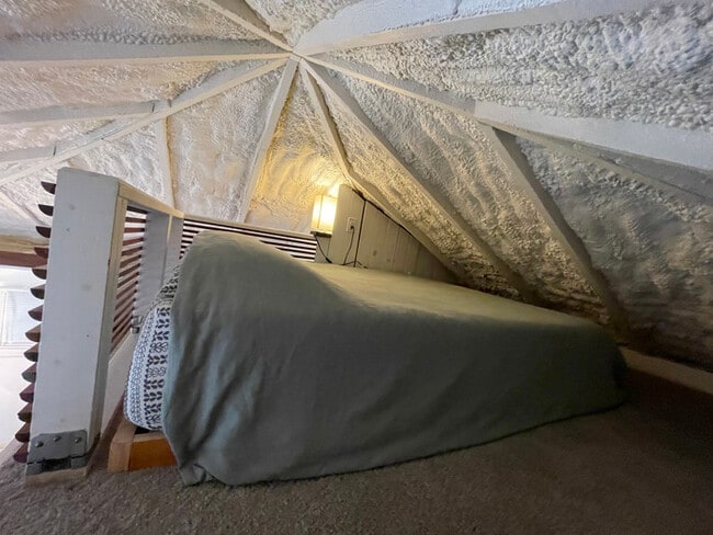 Building Photo - Exquisite lofted studio