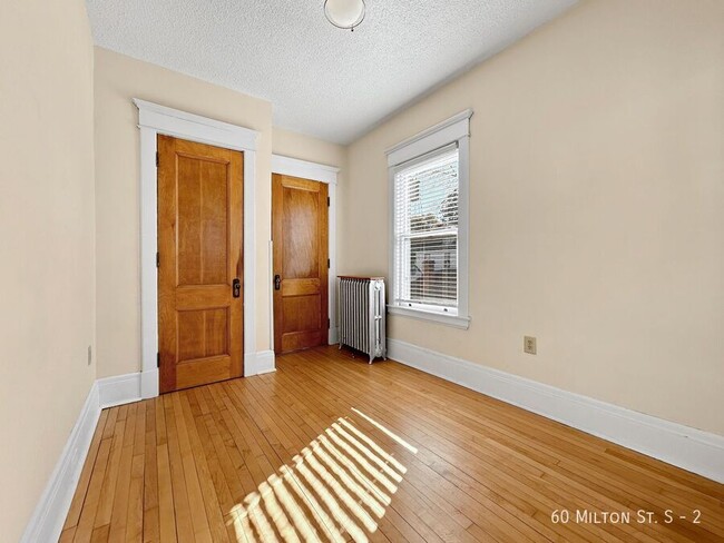 Building Photo - 2+br 1ba ~ Security Deposit Free Alternati...