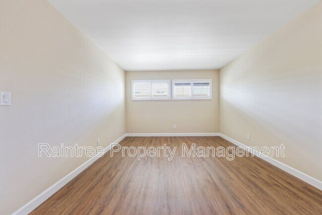 Building Photo - 620 W Solana Cir