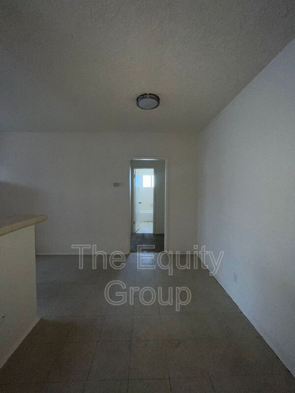 Building Photo - 570 S Richmond Ave