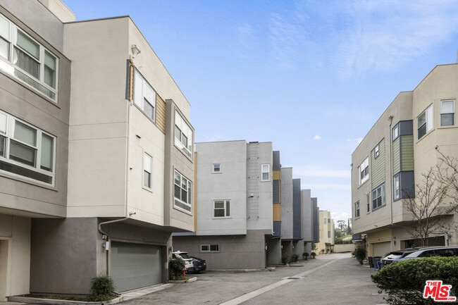 Building Photo - 2753 Waverly Dr