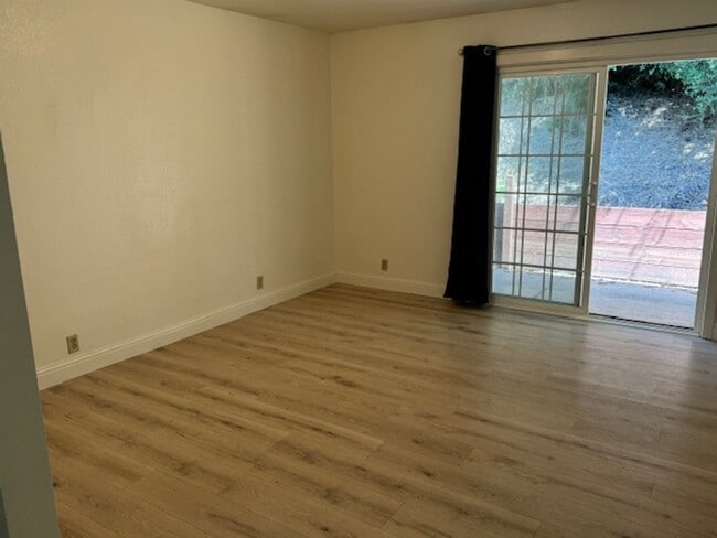 Building Photo - 3 Bedroom, 2 bath home with indoor laundry...