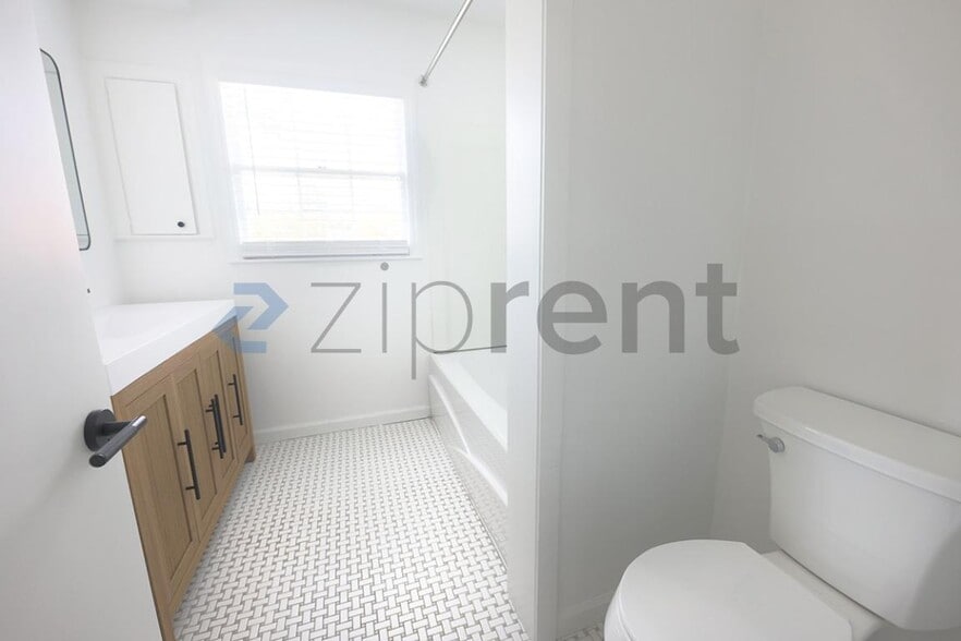 Building Photo - Unit 1