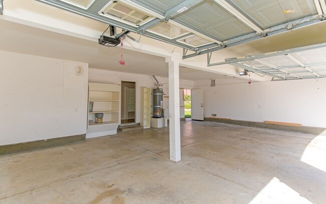 Building Photo - Large 4 Bedroom, 2.5 Bath Home with Large 3 Car Garage!!