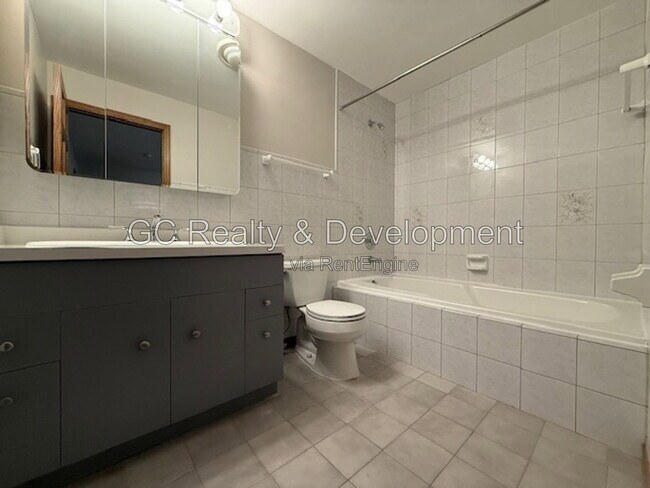 Building Photo - 319 Dee Ct