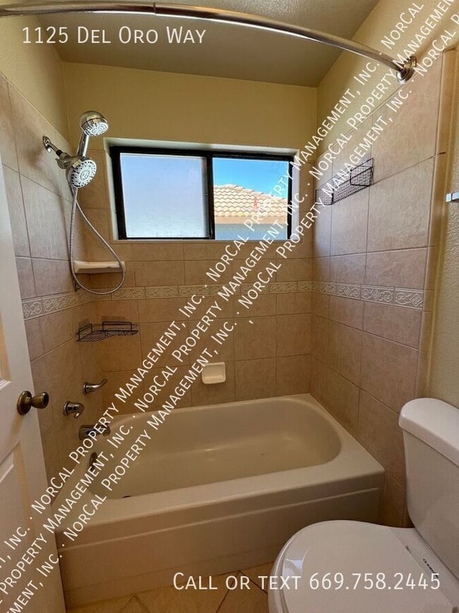 Building Photo - 1125 Del Oro Way