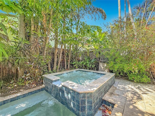 Building Photo - 1419 NE 4th Ct