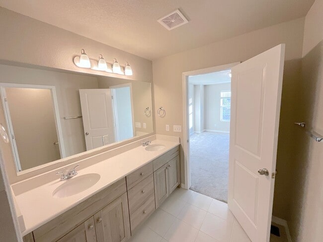 Building Photo - 3 Bedroom Townhome Available Near Tutt Blvd & E Woodmen Rd