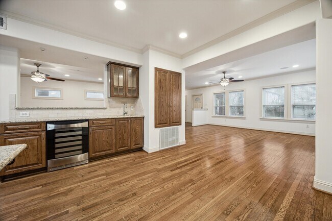 Building Photo - 1909 W Lamar St