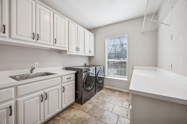 Building Photo - 2900 Creekview Dr