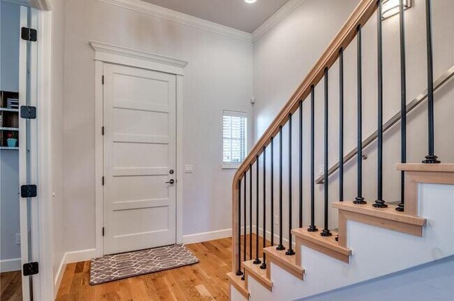 Building Photo - Amazing- Transitional Style Home with Custom Finishes w/ Community Pool- Gated- Edmond Schools