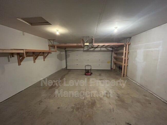 Building Photo - 1975 Greatview Dr