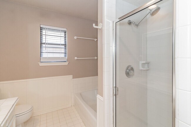 Building Photo - Beautiful townhome in a prime location nea...