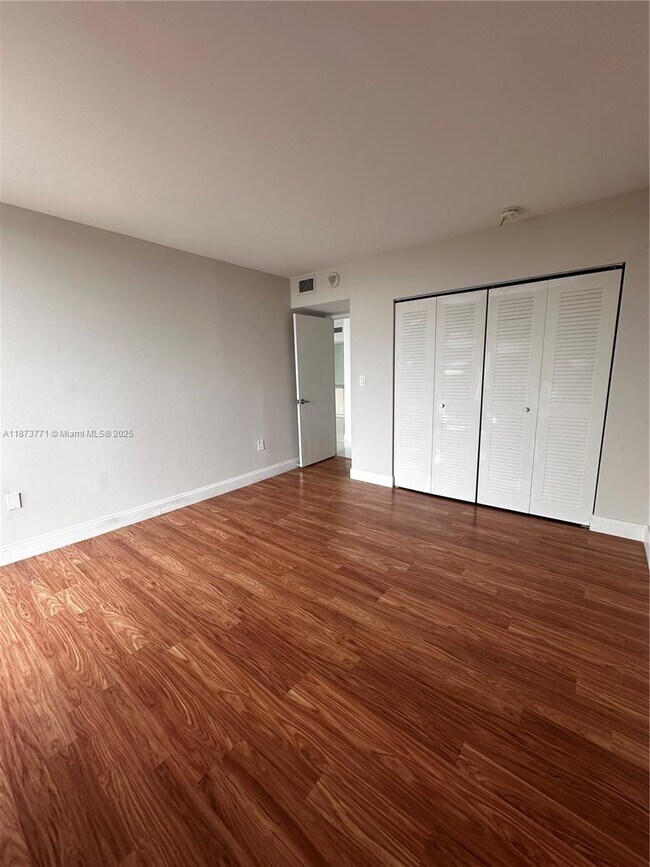 Building Photo - 3731 N Country Club Dr