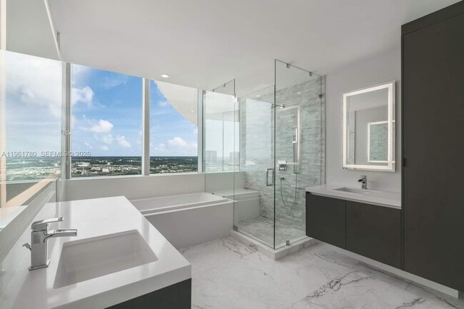 Building Photo - 851 NE 1st Ave