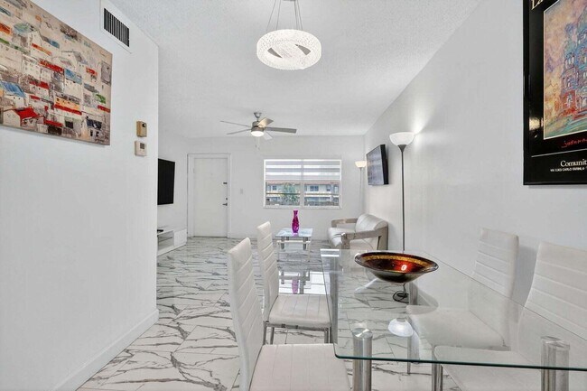 Building Photo - 5 Abbey Ln