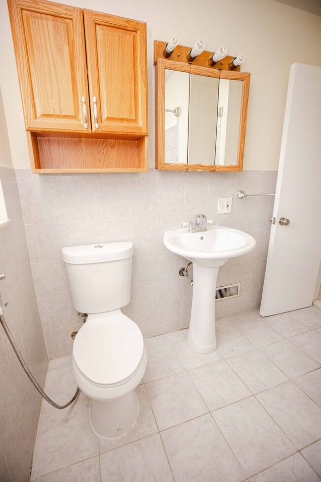 Building Photo - Beautiful Three Bedroom Home For Rent In Washington Local!