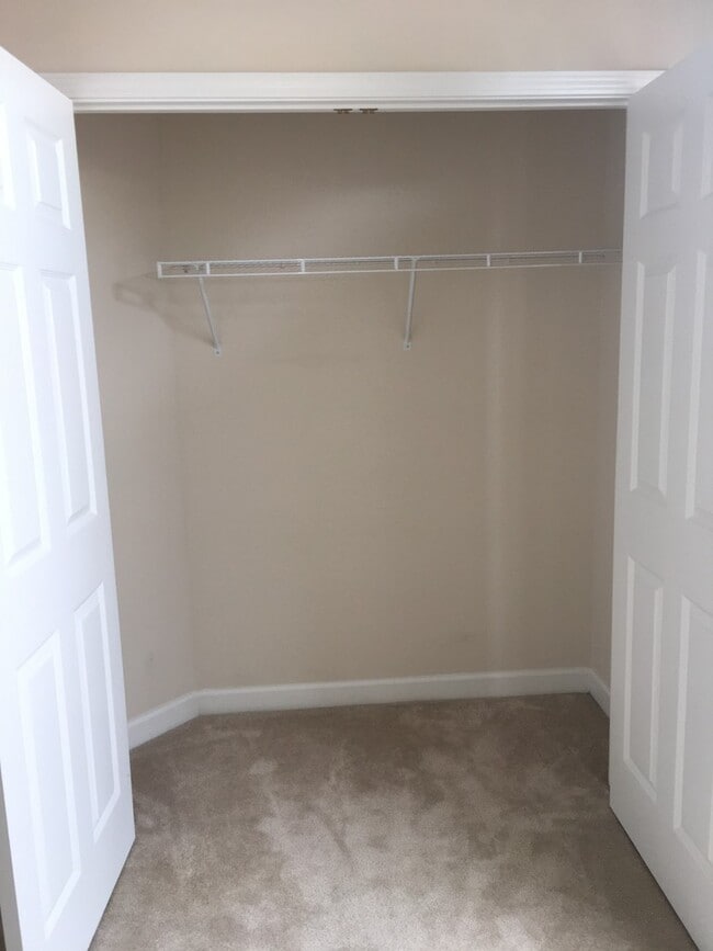 Building Photo - Large 3 Bedroom 1st Floor Condo in Ashley Park