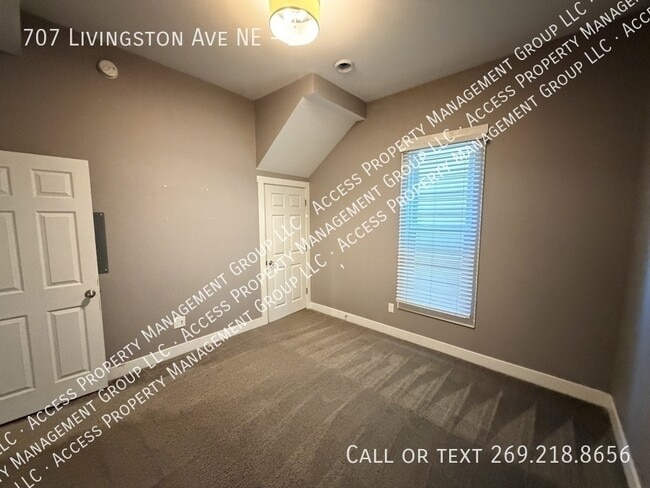 Building Photo - 707 Livingston Ave NE