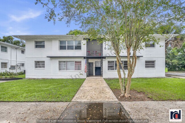 Building Photo - Renovated Spacious 2/2~w/All-in One Washer/Dryer & New AC~Deland