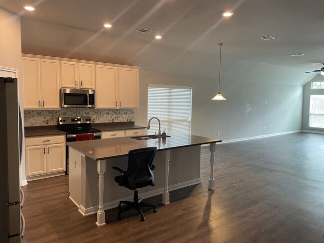 Building Photo - 4 BEDROOM NEAR STILLHOUSE HOLLOW LAKE