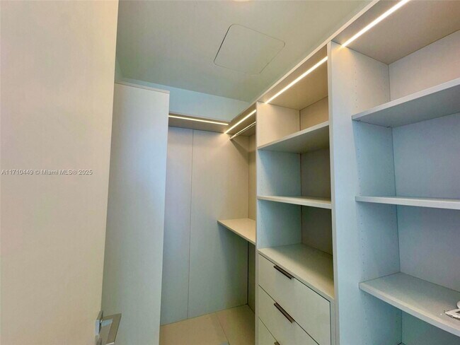 Building Photo - 300 Biscayne Blvd Way